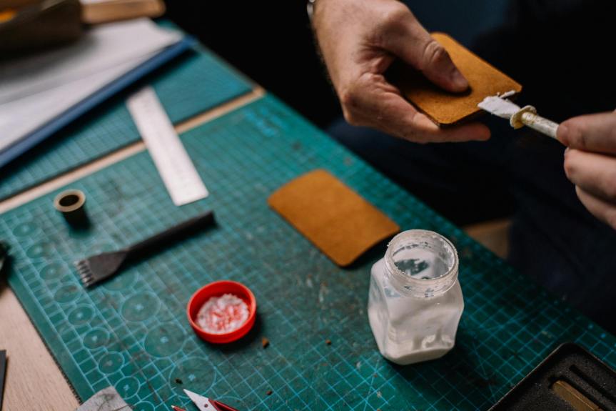 Comment enlever de la glue sur les doigts&nbsp;?