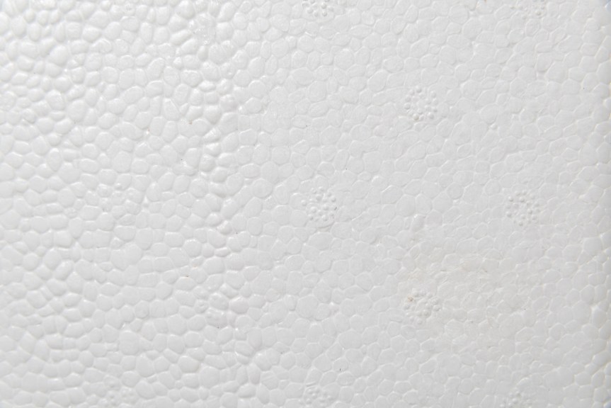 Peut-on coller une plaque de plâtre sur du polystyrène&nbsp;?